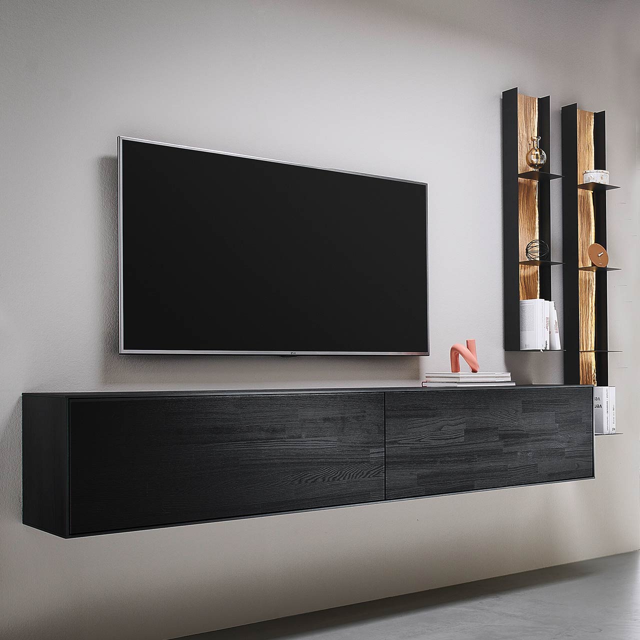 Moderne Wohnwand mit Materialmix aus Lack anthrazit mit Spaltholz-Akzenten
