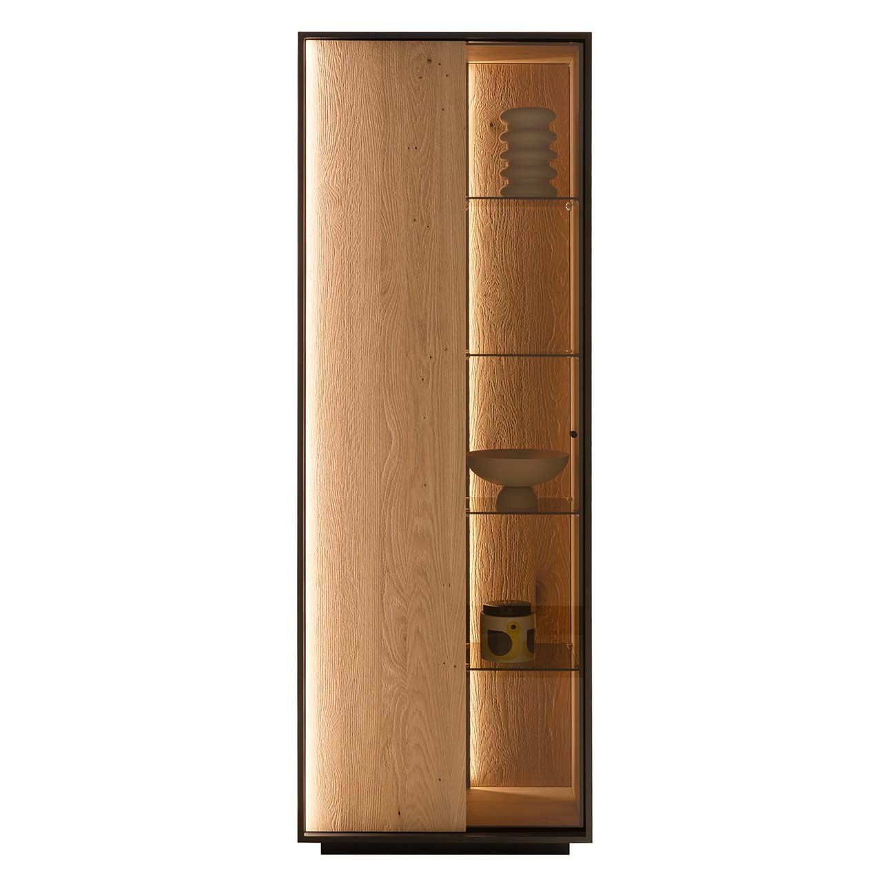 Standvitrine mit Sockel im modernen Design aus sandgestrahlter Kerneiche Natur, eingefasst in einen Metallrahmen in Anthrazit, mit geteilter Tür: links Holz, rechts beleuchteter Glasausschnitt mit vier Glaseinlegeböden. 