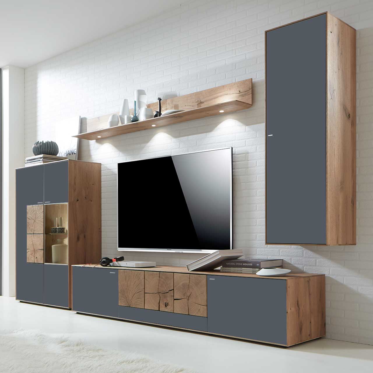 Moderne vierteilige Massivholz Wohnwand aus Kerneiche Umato mit Mattglas anthrazit Fronten: Langes Lowboard mit Hirnholz, Wandregal aus Holz, schlichter Hängeschrank, Highboard mit beleuchtetem Glasausschnitt und Hirnholz