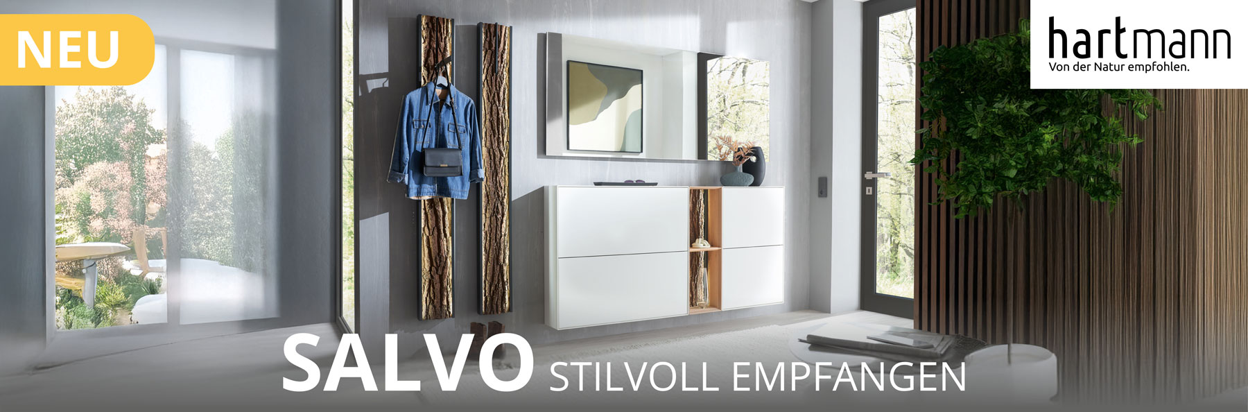 Hartmann SALVO - Flurmöbel aus massiver Kerneiche Natur und Birke weiß lackiert kombiniert mit Akzenten aus echter Baumrinde, Holzlamellen oder Spaltholz. Ambientebild zeigt zwei weiße Schuhkipper, Regal, Wandspiegel und eine zwei Wandgarderoben.