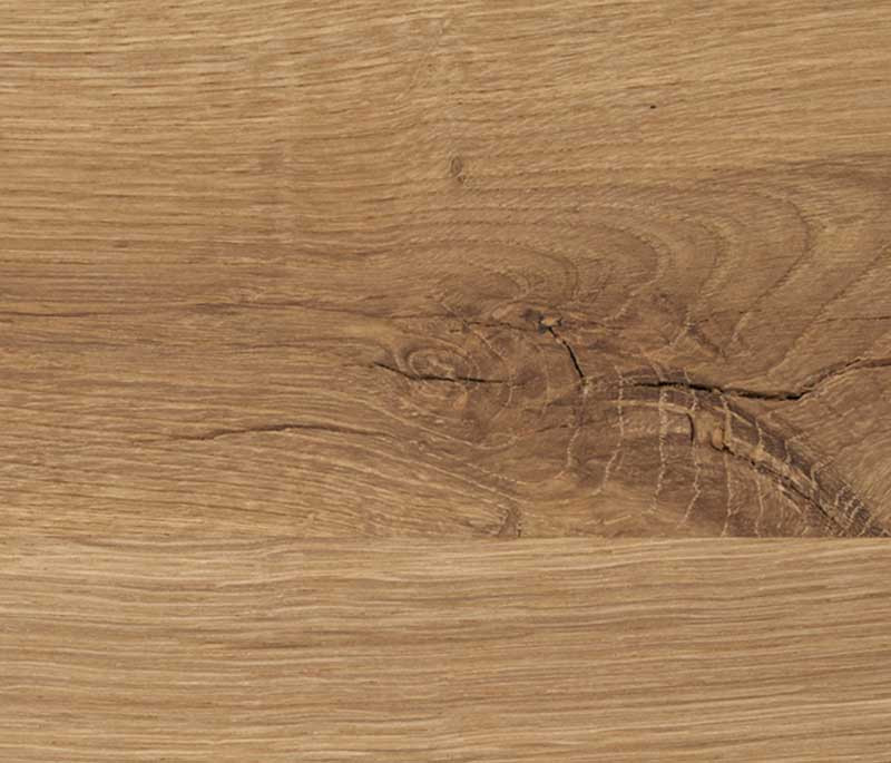 Hartmann Möbel - Holz-Kachel Kerneiche Umato Holz-Kachel in Kerneiche Umato mit lebendiger Maserung, sichtbare Holzstruktur mit feinen Rissen, Oberfläche in warmem, haselnussbraunem Naturton.
