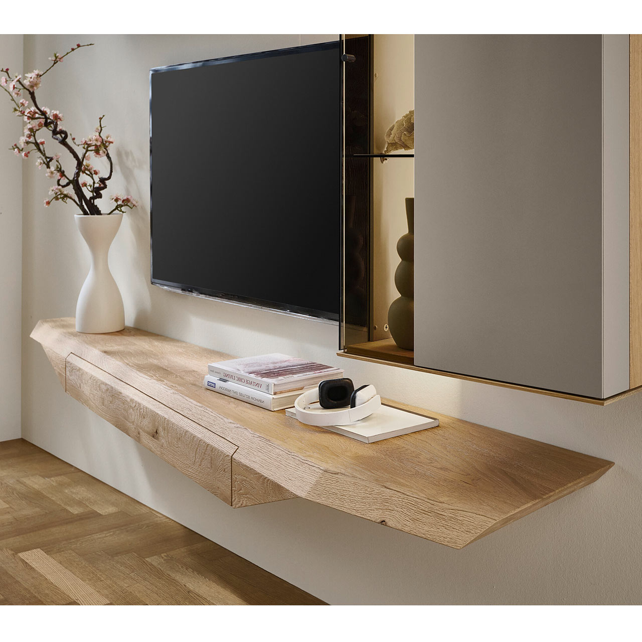 Modernes Hängelowboard aus massivem Riffholz im asymmetrischem Design  mit praktischem Schubkasten.