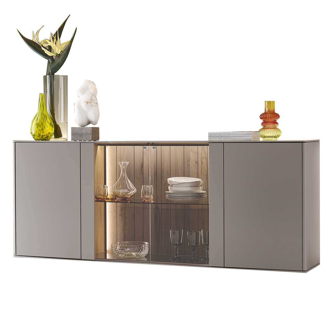 Hartmann AUDRA - Sideboard 5610-4191- Lack Sand Modernes Sideboard aus Massivholz mit zwei Türen rechts und links lackiert in Sandfarben, mittig mit Glasausschnitt und einem Glasboden vor beleuchteter Holzrückwand in edler, dunkelbrauner Altholzbuche Uyaa.
