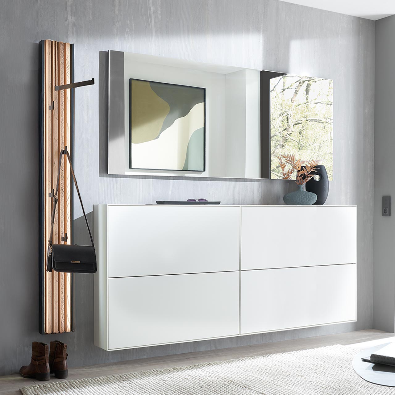 Moderne vierteilige Garderobe aus massiver Kernbirke weiß lackiert: Zwei Schuhkipper in Lack weiß, darüber rechteckiger Wandspiegel, links ein Garderobenpaneel mit ausklappbarer Kleiderstange, vier Kleiderhaken und Lamellen-Akzent.