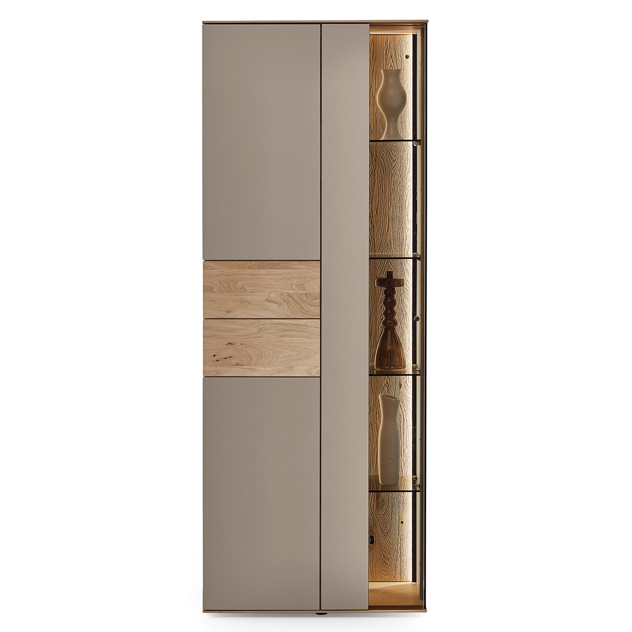 Moderne Vitrine aus massiver Kerneiche Natur mit Lackfronten in Sand. Mit einer Glas-Lacktür mit edler, beleuchteter Riffholzrückwand und einer Lacktür mit eingearbeitetem Riffholz - in Frontansicht.