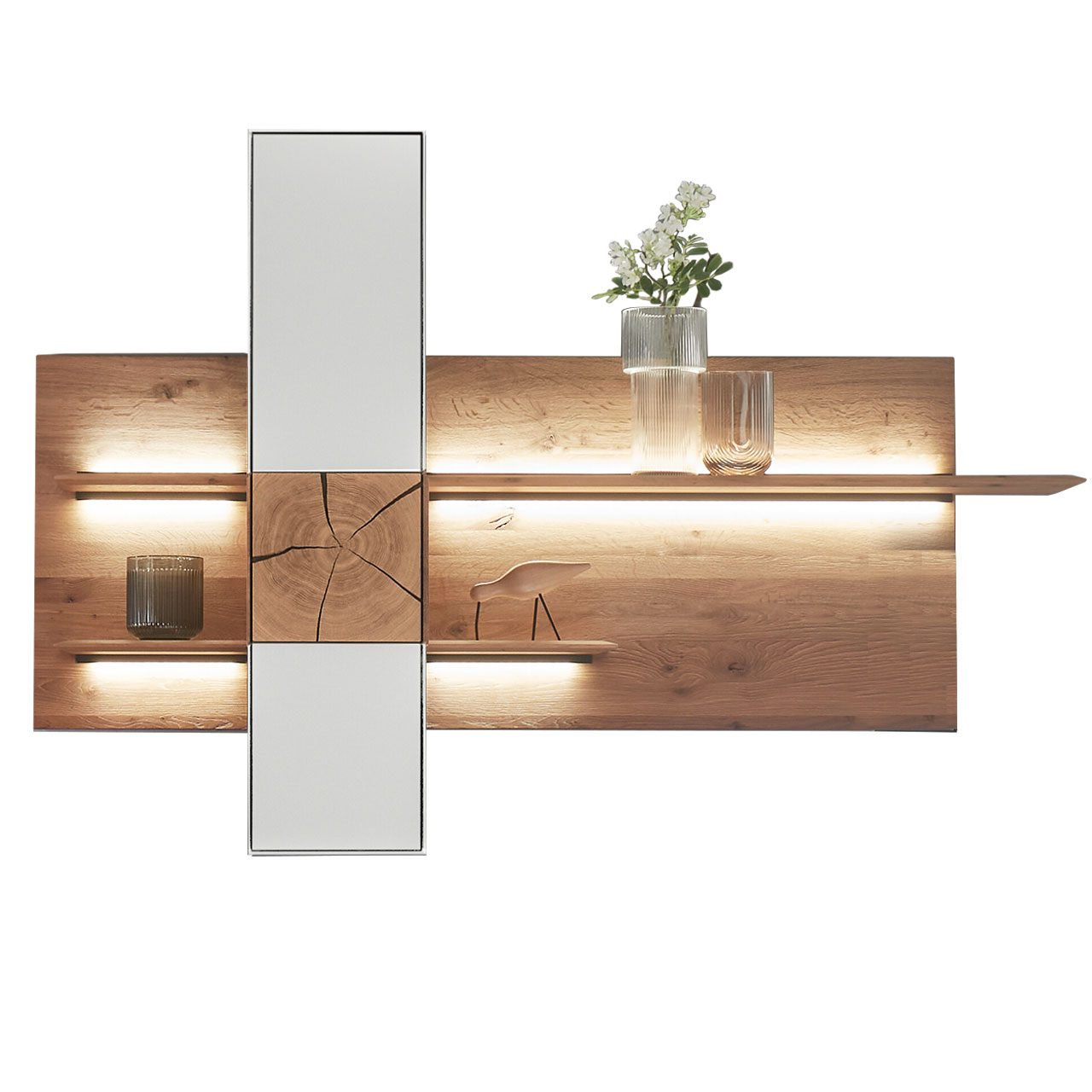 Hartmann CAYA - Regalelement 7170-6185W li. - Türanschlag links Moderne Regal-Kombination mit einem Wandpaneel aus massiver Kerneiche Umato und zwei beleuchteten Regalböden sowie einem links positioniertem Hängeschrank mit Mattglas weiß Front und dekorativer Hirnholzscheibe.