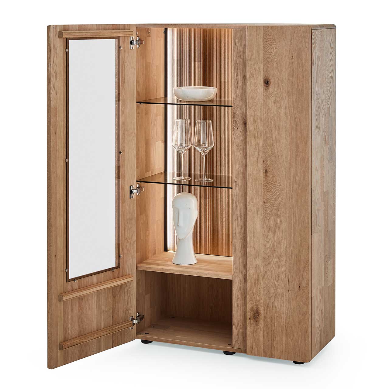 Edles Highboard aus massiver Kerneiche Natur mit einer Holztür rechts und einer offenen, beleuchteten Glas-/Holztür links, dahinter sichtbar die edel geschroppte Rückwand und zwei Glasböden sowie ein Nischenfach unten.