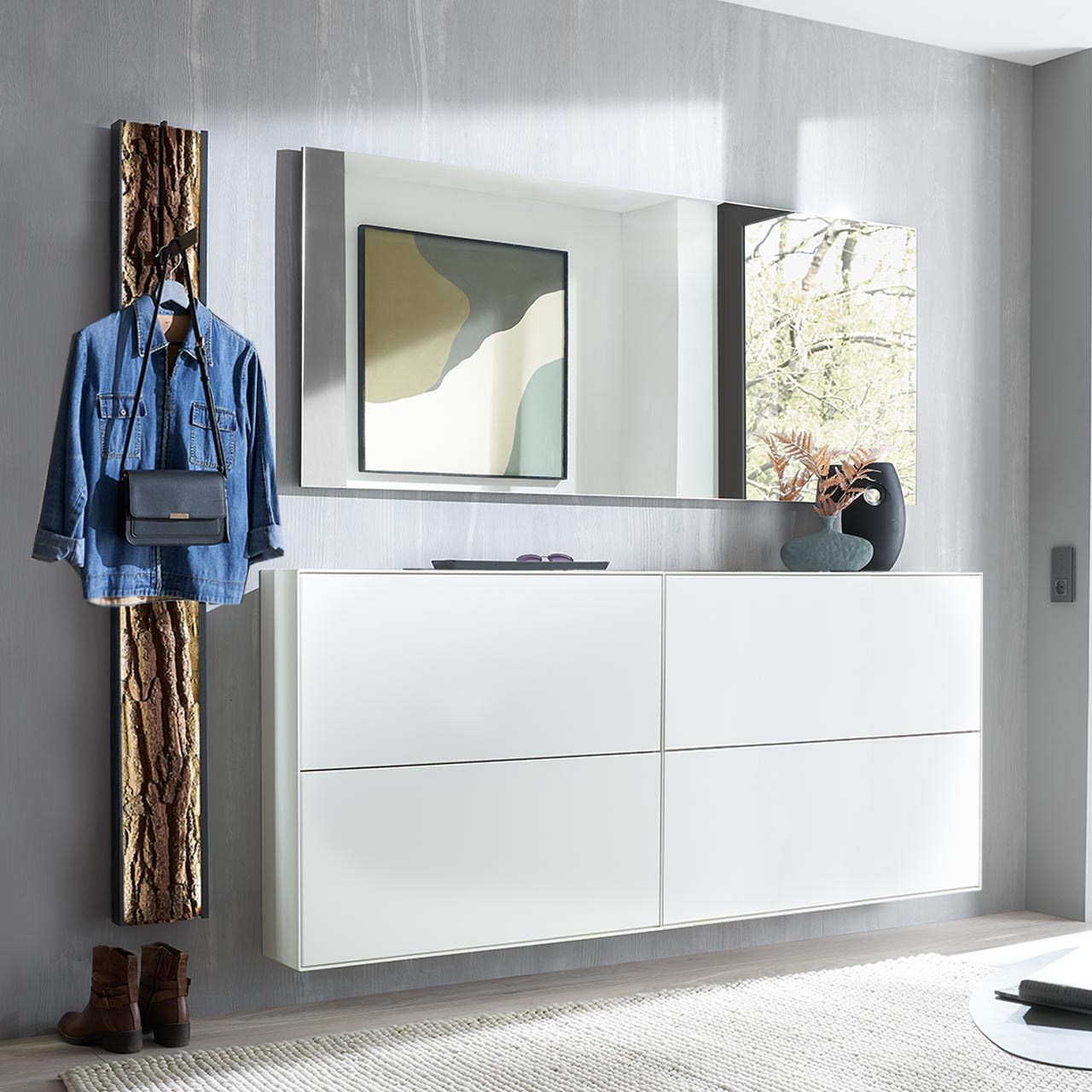 Hartmann SALVO 8550G -  Garderobe Nr. V118R - vierteilig - Kernbirke weiß Lack, Baumrinde Moderne vierteilige Garderobe aus massiver Kernbirke weiß lackiert: Zwei Schuhkipper in Lack weiß, darüber ein langer, rechteckiger Wandspiegel, links ein Garderobenpaneel mit ausklappbarem Kleiderhaken und Rinden-Akzent.