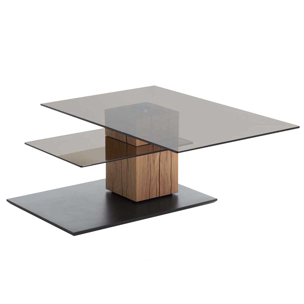 Moderner Couchtisch mit rechteckiger, nach Vorne gedrehter Glasplatte und zusätzlicher fester Glasablage darunter. Massive Holzsäule aus Riffholz auf dunkler Bodenplatte.