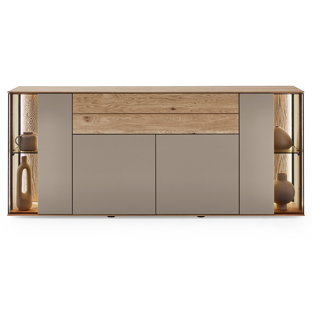 Moderne Kommode aus Massivholz mit Lackfronten in Sand und edlem Riffholz. Mit zwei Lacktüren unten, einem langen Schubkasten mit Riffholzfront oben und je einer Glas-Lacktür rechts und links mit beleuchteter Riffholzrückwand - in Frontansicht.