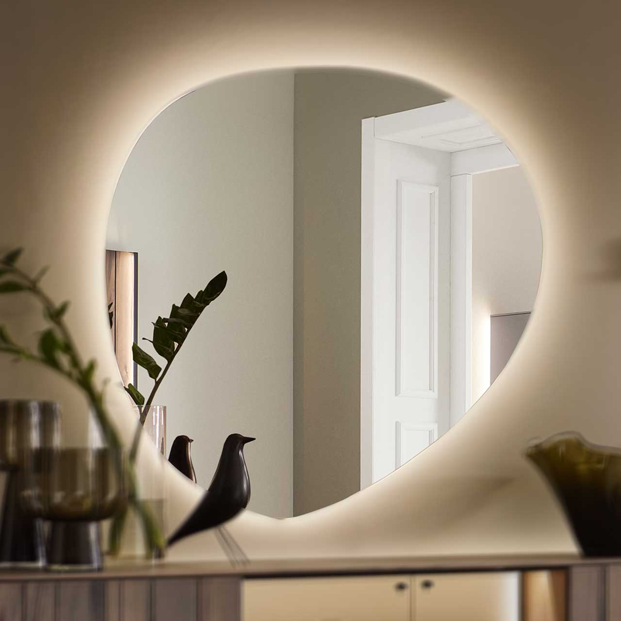 Moderner, asymmetrisch-runder Wandspiegel aus Parsolglas Bronze.