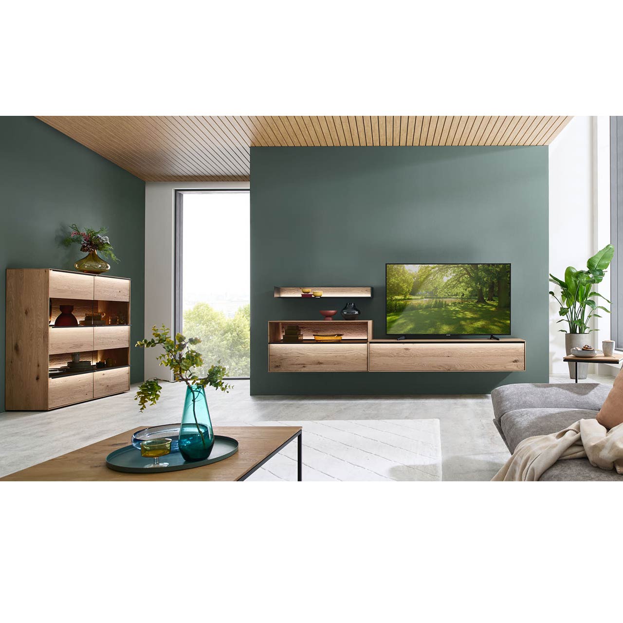 Massivholz Wohnwand mit Fernseher und passendem Highboard
