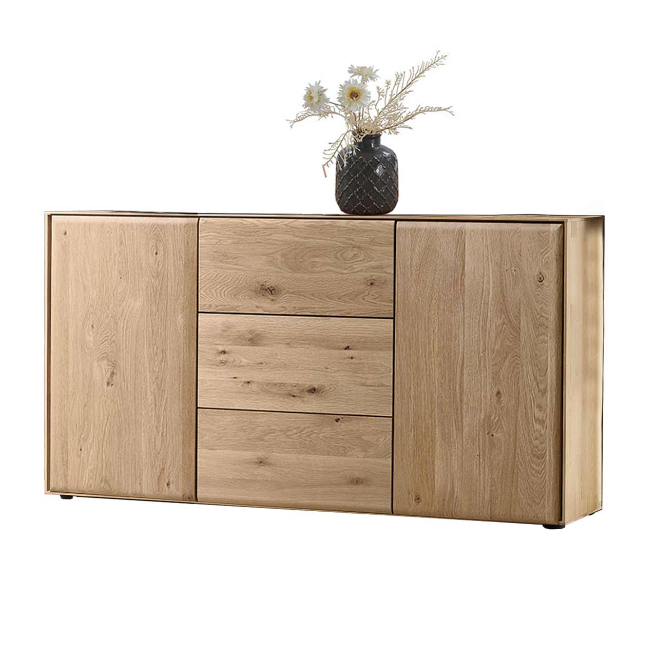 Modernes Sideboard aus massiver Kerneiche Natur mit zwei Holztüren rechts und links, einem Schubkasten oben und einer weiteren Holztür unten - in Seitenansicht. 