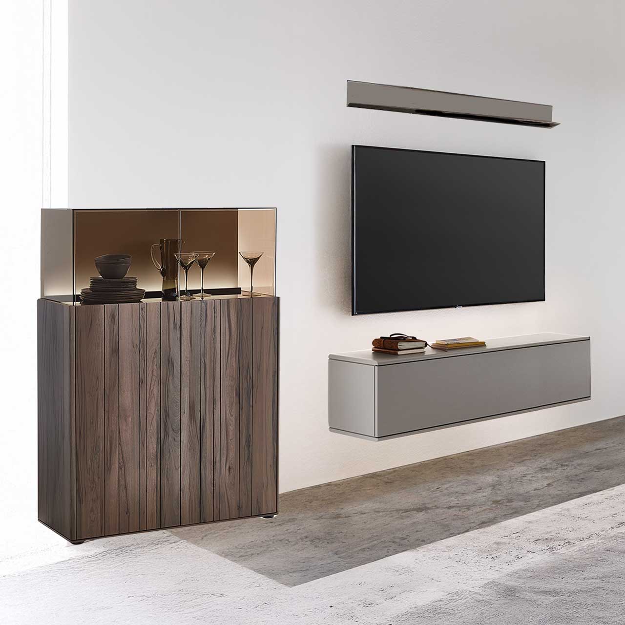 Moderne, dreiteilige Massivholzwohnwand bestehend aus einem Hänge-Lowboard in Lack sand, einer Standvitrine mit Front Altholzbuche Uyaa und einem Wandregal in sandfarbenem Lack.