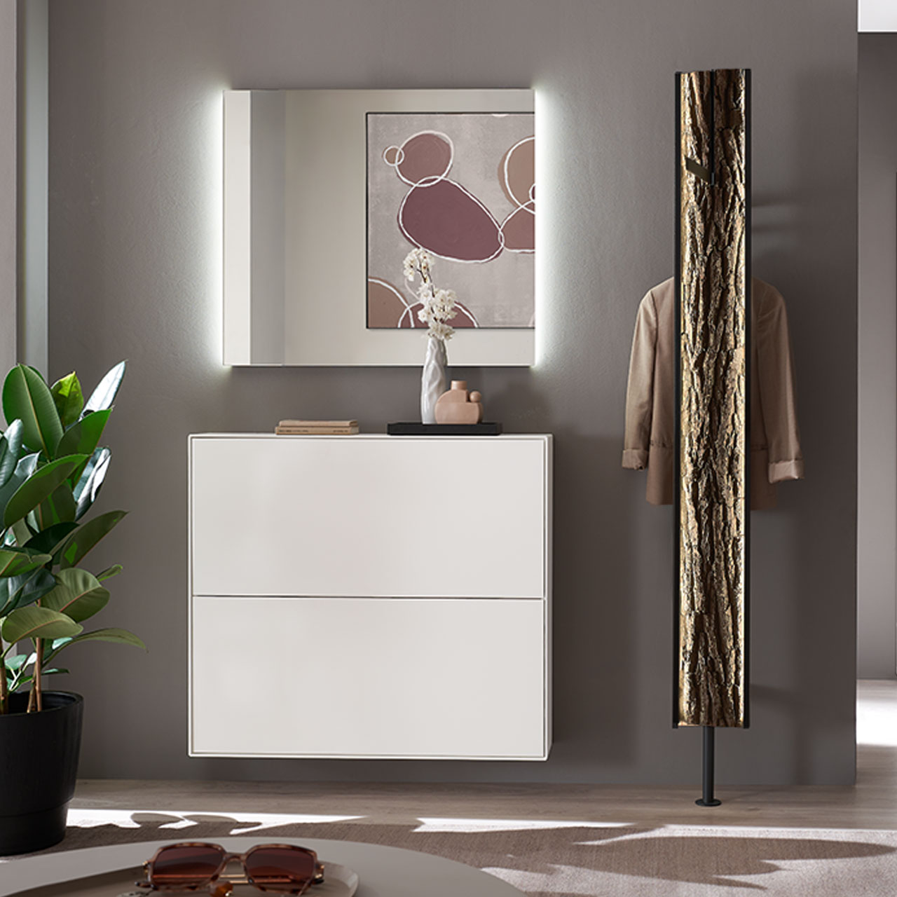 Hartmann SALVO 8550G - Garderobe Nr. V122R - dreiteilig - Kernbirke weiß Lack, Baumrinde Moderne dreiteilige Garderobe aus massiver Kernbirke weiß lackiert: Ein hängender Schuhkipper in Lack weiß, ein Garderobenpaneel mit Kleiderstange, Mantelhaken und Rinden-Akzent und ein rechteckiger Wandspiegel.