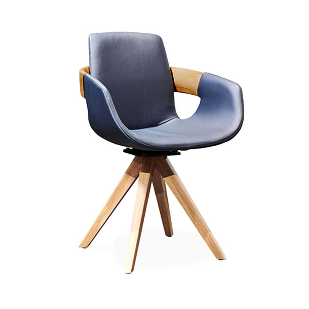Moderner Esszimmerstuhl mit Sitzfläche und Rückenlehne in blauem Leder, Holzapplikation an Lehnen und Vier-Fuß-Stativgestell aus massivem Holz.