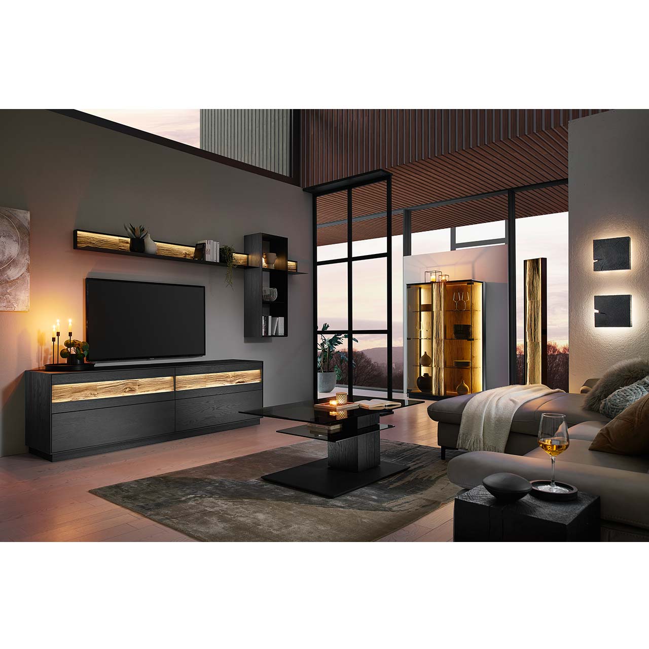Moderne Wohnwand mit Materialmix aus Lack anthrazit mit Spaltholz-Akzenten und Parsolglas-Vitrinenausschnitten