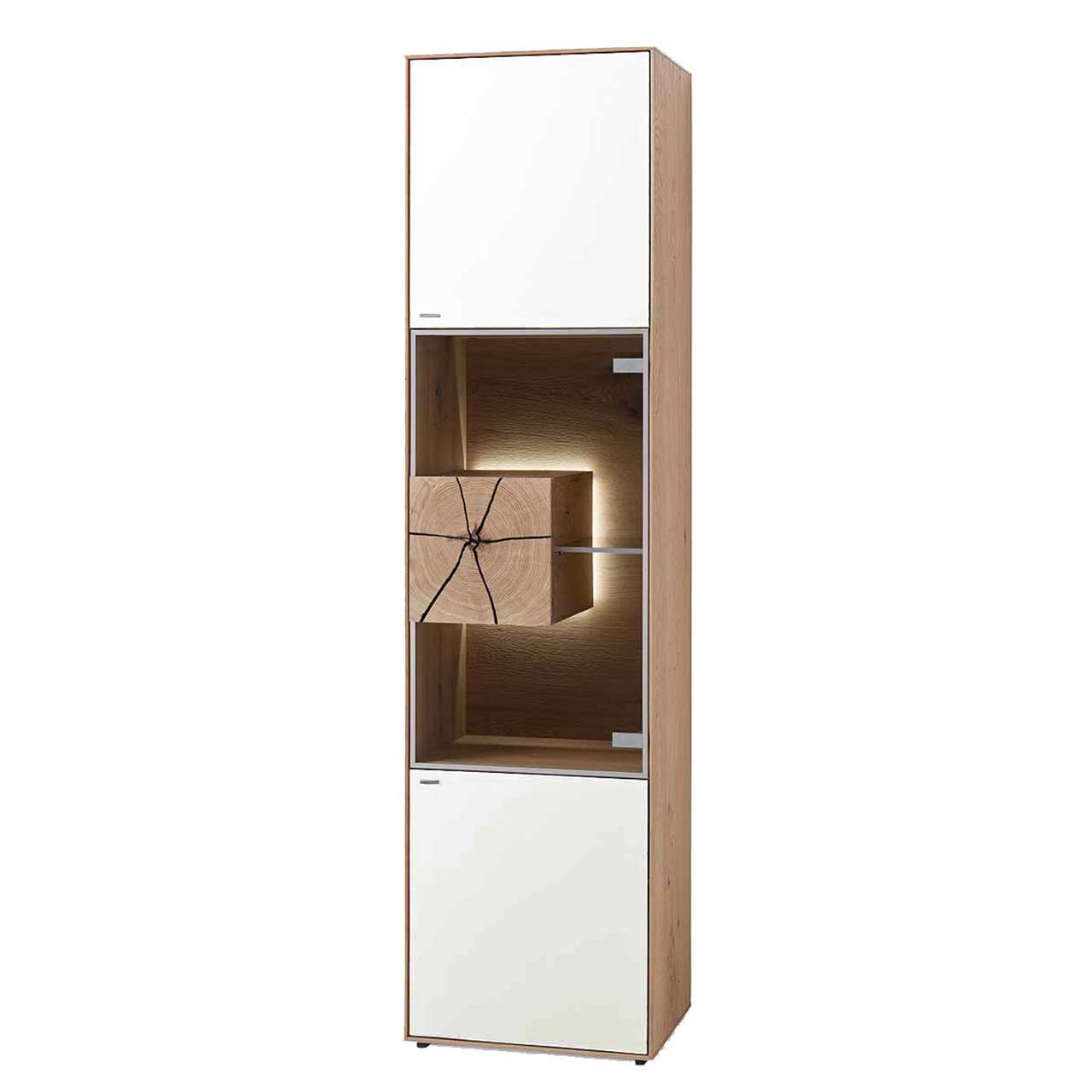 Moderne Standvitrine aus massiver Kerneiche Umato mit Mattglas weiß Front, mittig mit beleuchtetem Glasausschnitt, Glasboden und Hirnholzblock aus hellem Holz. 
