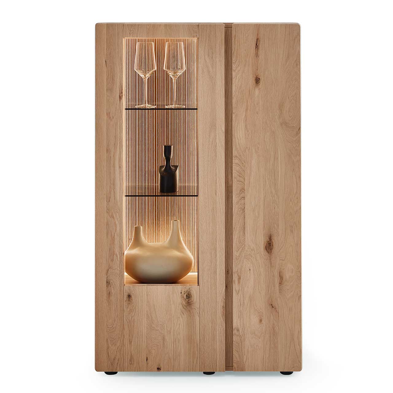 Edles Highboard aus massiver Kerneiche Natur mit einer Holztür rechts und einer beleuchteten Glas-/Holztür links, dahinter sichtbar die edel geschroppte Rückwand und die Glasböden - in Frontansicht. 