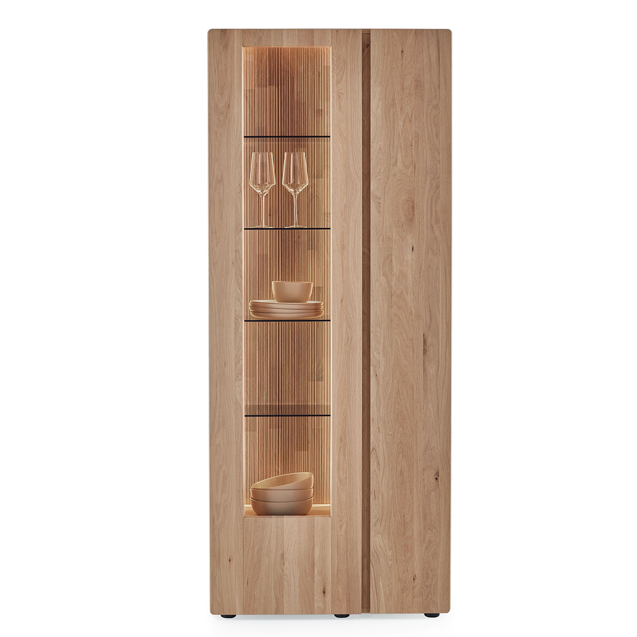 Moderne Standvitrine aus massiver Kerneiche Natur mit einer Holztür rechts und einer beleuchteten Glas-/Holztür links, dahinter sichtbar die edel geschroppte Rückwand und vier Glasböden - in Frontansicht. 