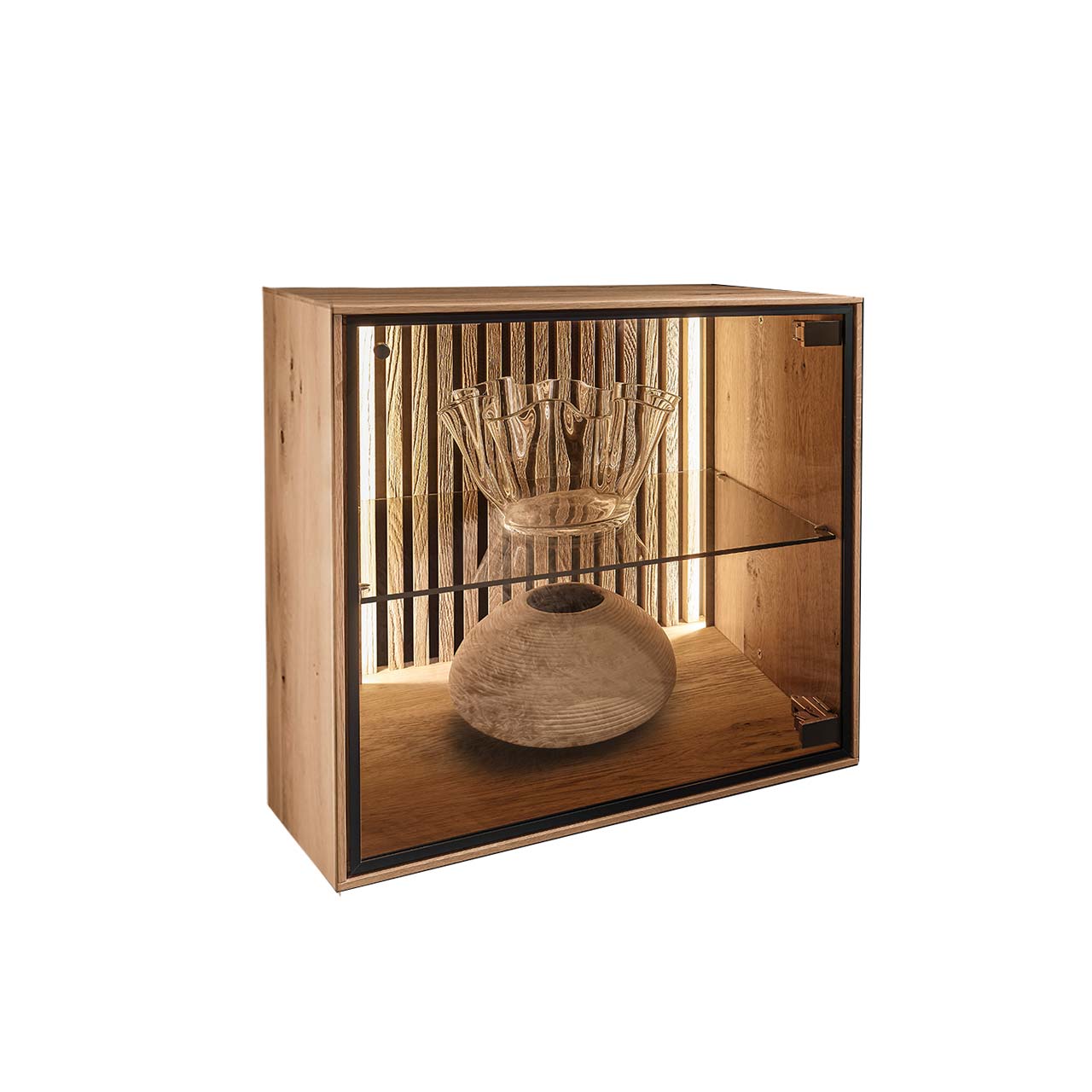 Hartmann SELINO - Lowboard 8560-3062 re. - Türanschlag rechts Quadratische Lowboard-Vitrine aus hellem Holz mit beleuchteter Lamellenrückwand und Glaseinlegeboden.