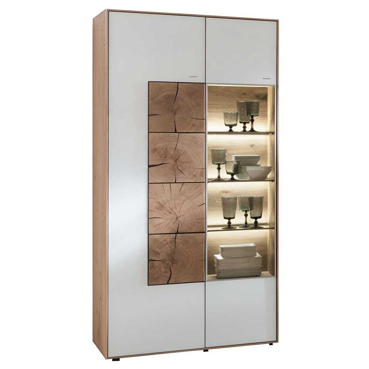 Modernes Standelement aus massiver Kerneiche Umato mit Mattglas weiß Front. Rechts mit Glastür und drei beleuchteten Glasböden, links mit Mattglas weiß Tür und vier vertikal verlaufenden, rechteckigen Hirnholzscheiben.