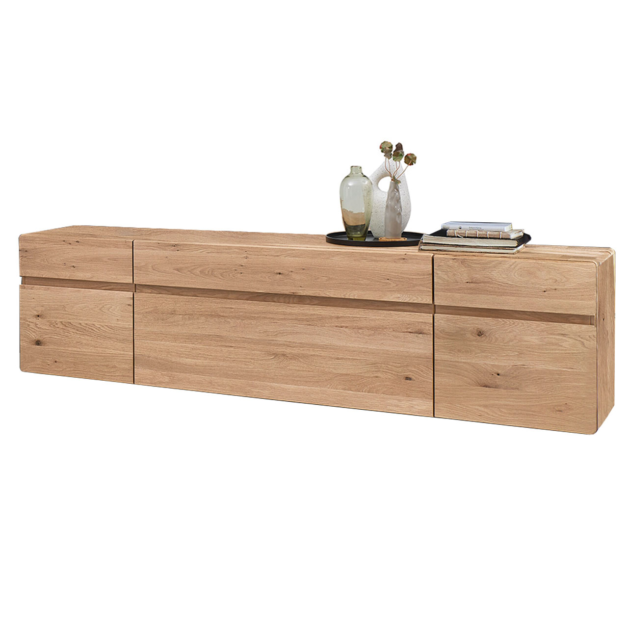 Modernes Lowboard aus massiver Kerneiche Natur mit edler Holzmaserung und markanter Holzeinkerbung in der Möbelfront. Lowboard hat zwei Holztüren rechts und links, mittig einen Schubkasten oben und eine Holzklappe unten.