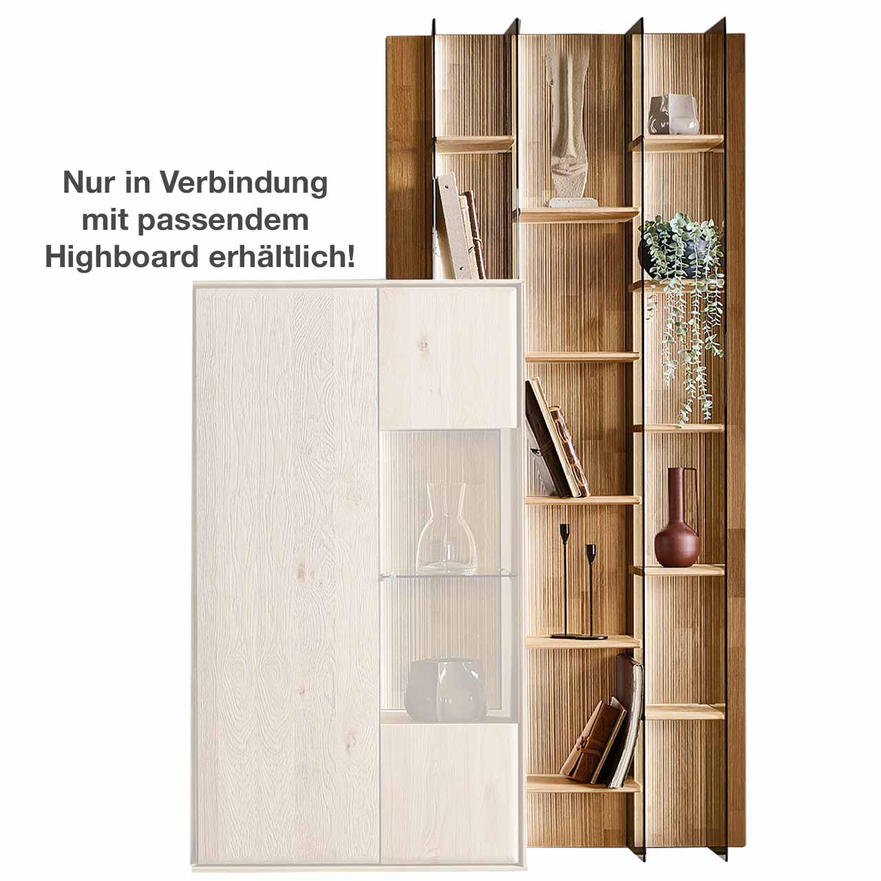 hartmann_VALA_8640-0106_regal.re Hohes modernes Wandregal aus massivem Holz mit geschroppter Rückwand, elf Holzböden und vier beleuchteten Glasseiten aus Parsolbronze - als rechtsstechendes Anbauelement für ein passendes VALA Highboard.