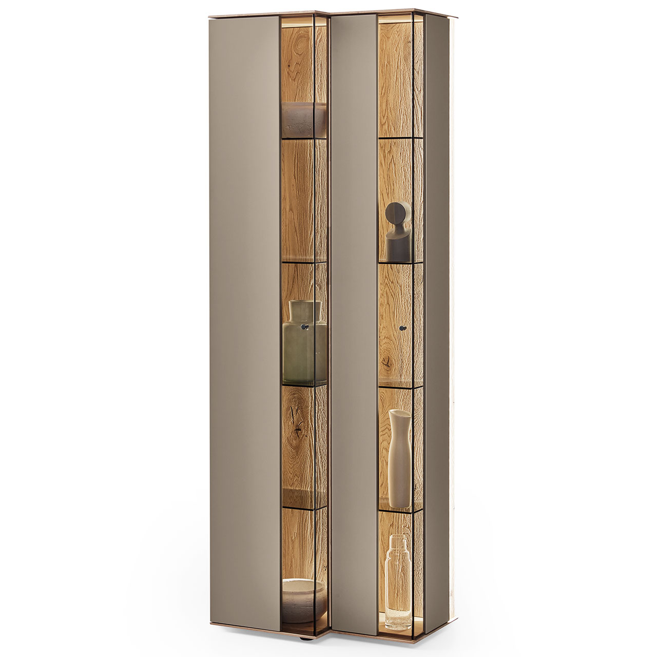 Moderne Standvitrine aus massiver Kerneiche Natur mit Lackfronten in Sand. Mit zwei Glastüren in asymmetrischem Design und edler, beleuchteter Riffholzrückwand.