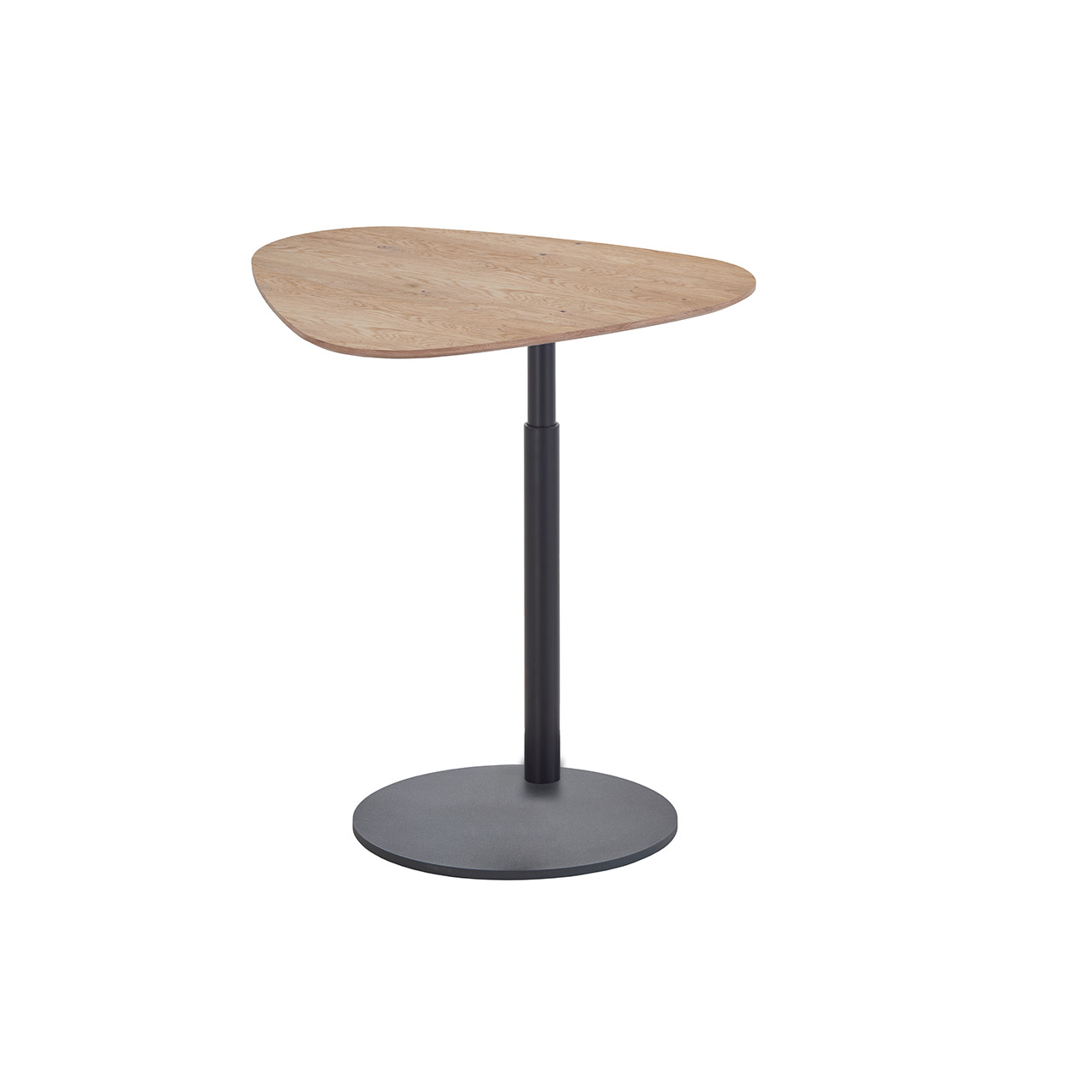 Höhenverstellbarer Couchtisch mit asymmetrischer, nach oben ausgefahrener Holzplatte in klassischer Kerneiche. Gerade nach oben verlaufende Metallsäule und runde Bodenplatte in Holz anthrazit.