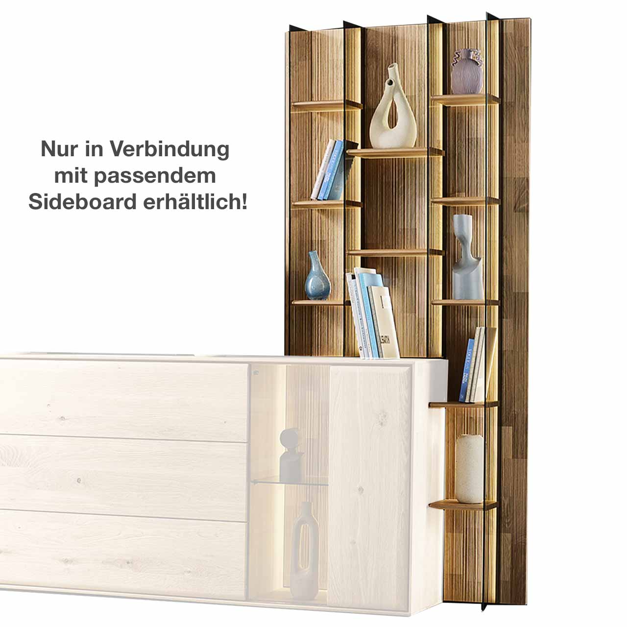 Hohes modernes Wandregal aus massivem Holz mit geschroppter Rückwand, zehn Holzböden und vier beleuchteten Glasseiten aus Parsolbronze - als rechtsstechendes Anbauelement für ein passendes VALA Sideboard.