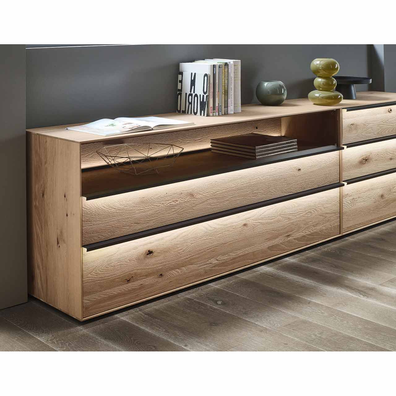 Sideboard aus massiver Kerneiche Natur mit 4 Schubkästen & Glasfront vor einer dunklen Wand