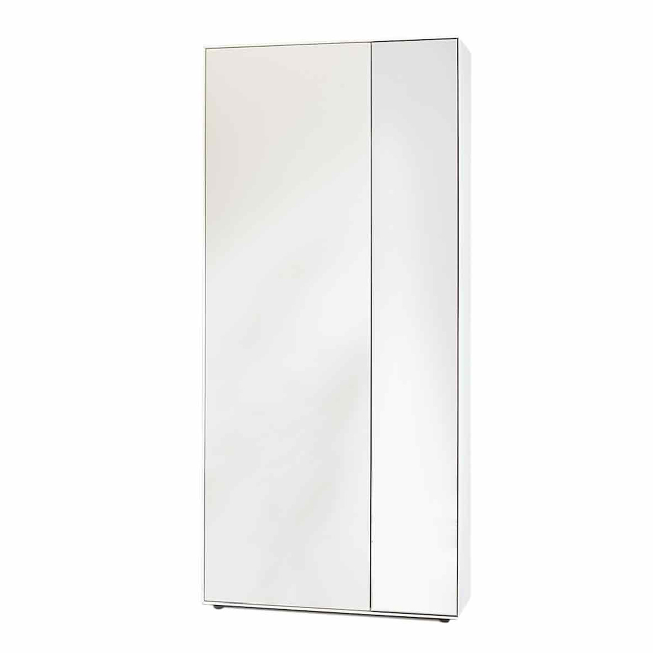 Klassischer Hochschrank aus massiver Kernbirke weiß lackiert. Mit einer breiten Holztür links und einer schmalen Spiegeltür rechts.