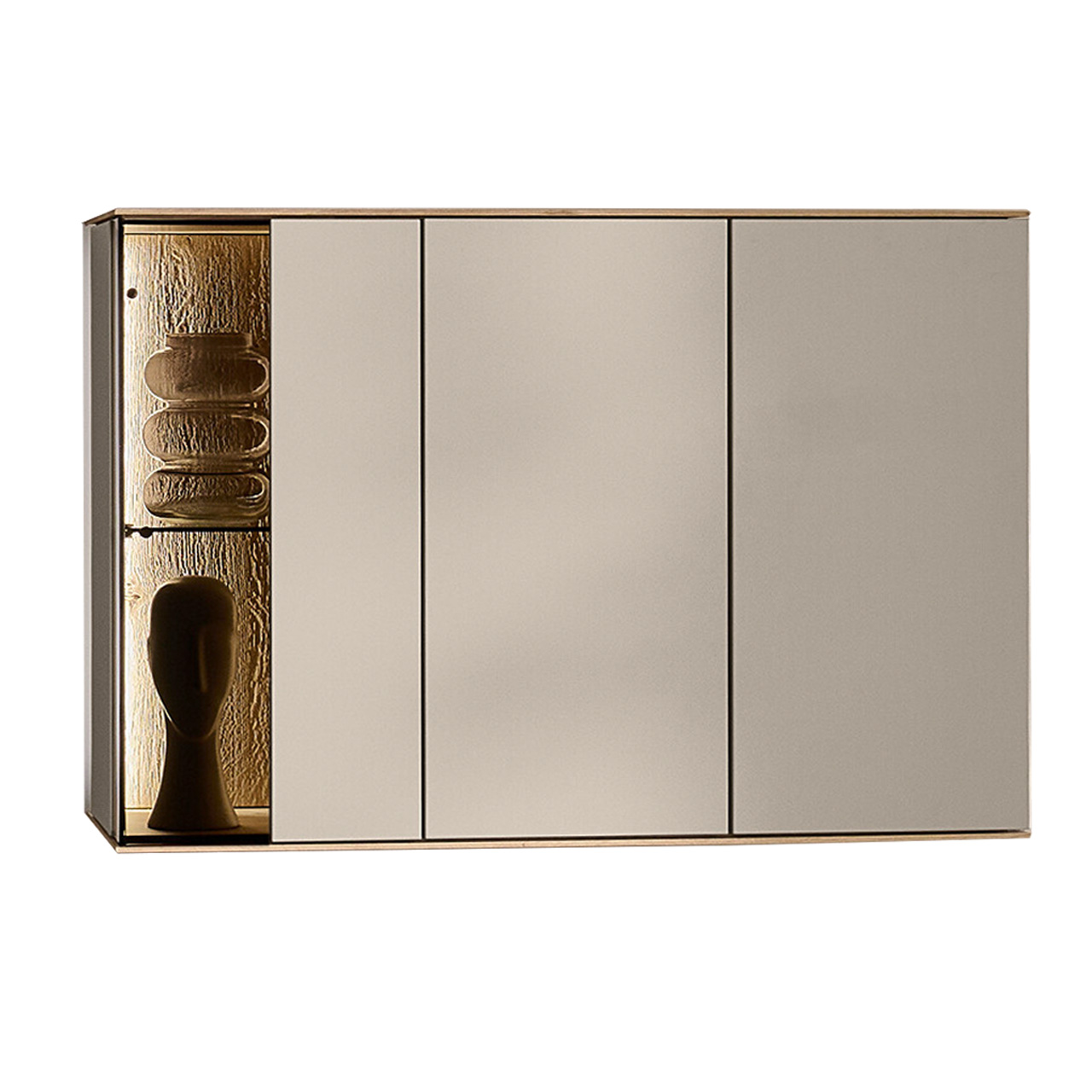 Moderne Vitrine aus massiver Kerneiche Natur mit Lackfronten in Sand. Mit einer Glas-Lacktür und beleuchteter Riffholzrückwand links und einer Lacktür rechts - asymmetrisches Design, von links nach rechts zulaufend schmaler werdend.