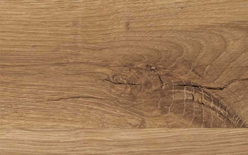 Holz-Kachel in Kern­eiche Umato mit lebendiger Maserung, sichtbare Holzstruktur mit feinen Rissen, Oberfläche in warmem, haselnussbraunem Naturton.