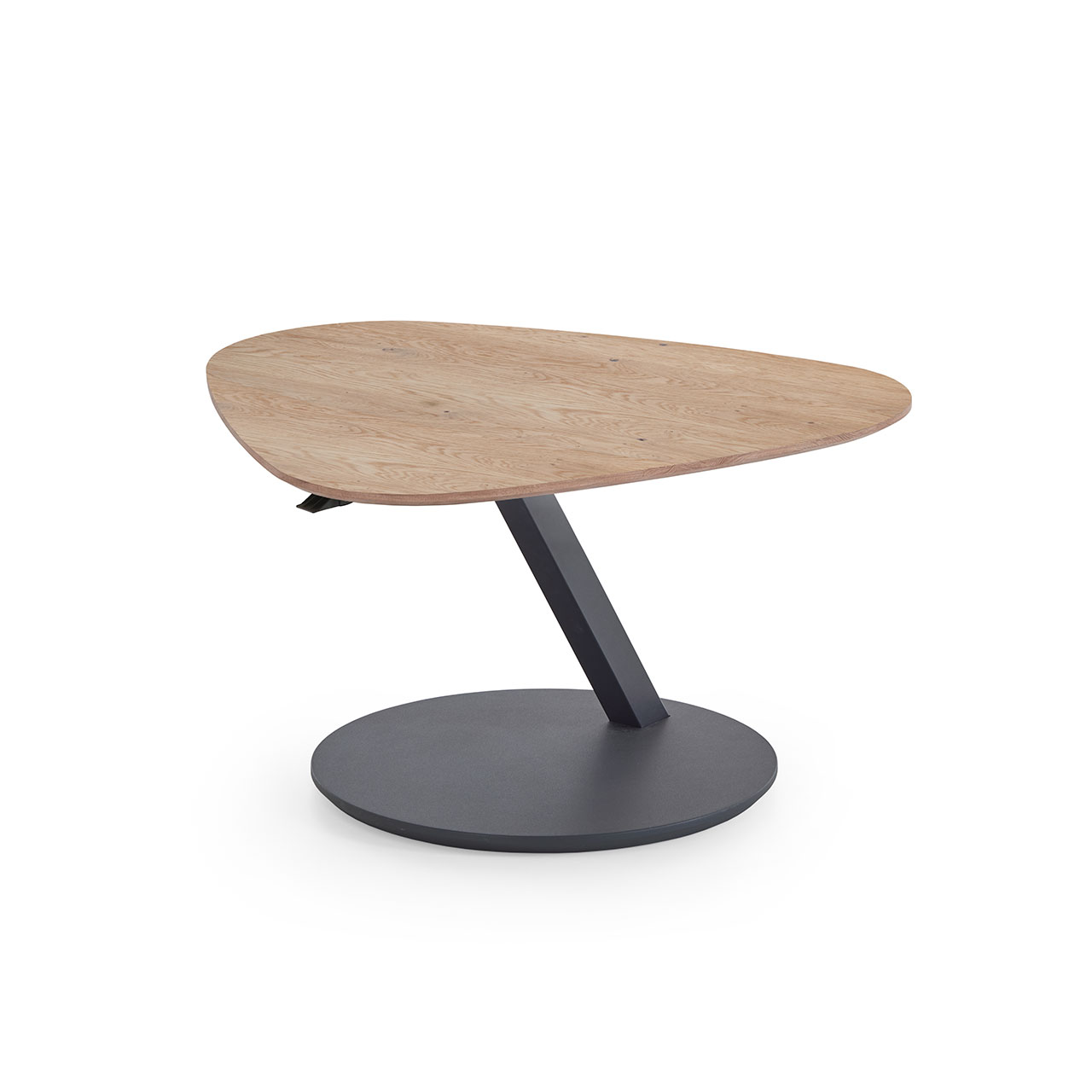Moderner Couchtisch mit asymmetrischer, höhenverstellbarer Holzplatte in klassischer Kerneiche. Schräg nach oben verlaufende Metallsäule und runde Bodenplatte in Holz anthrazit.