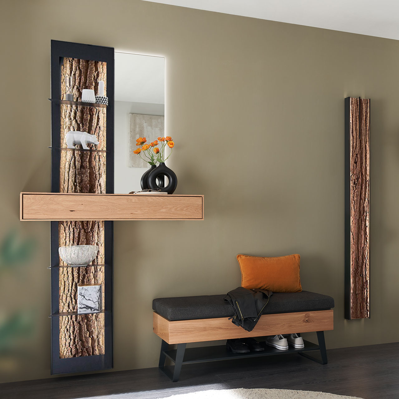 Moderne vierteilige Garderobe aus massiver Kerneiche Natur: Ein Regalelement mit Schubkasten, Ablageböden und Rinden-Akzent, eine Wandgarderobe mit Rinden-Rückwand und eine gepolsterte Sitzbank auf Metallkufen mit Stauraumfach.