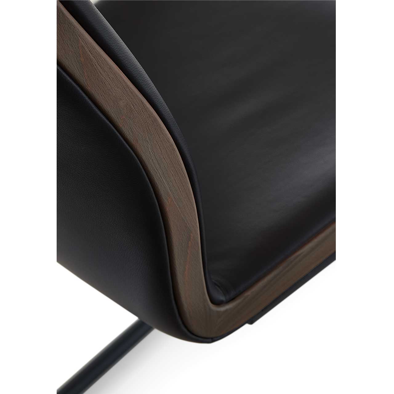 Detailansicht des Stuhls mit Fokus auf das seitlich eingefasste Holz zeigt die hochwertige Verarbeitung.