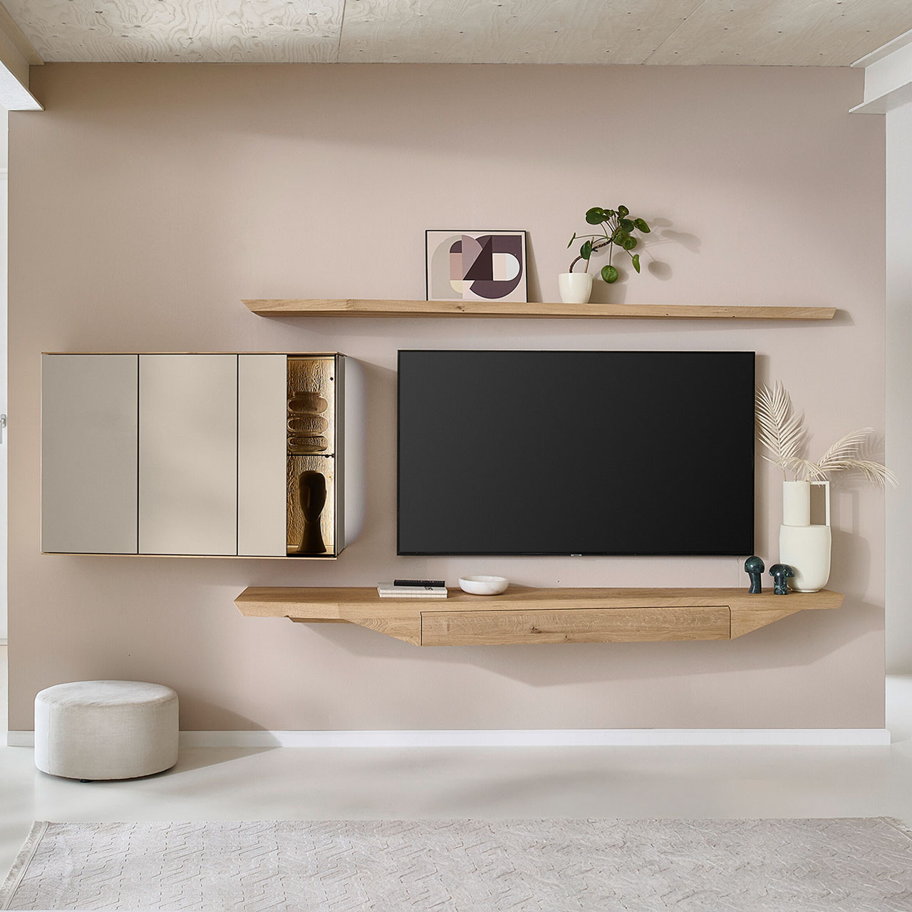 Moderne, dreiteilige Wohnwand aus massiver Kerneiche Natur mit Lack Sand und Riffholz im asymmetrischen Design. Bestehend aus Hängelowboard und Wandboard aus edlem Riffholz und einer Hängevitrine in Holz/Lack.