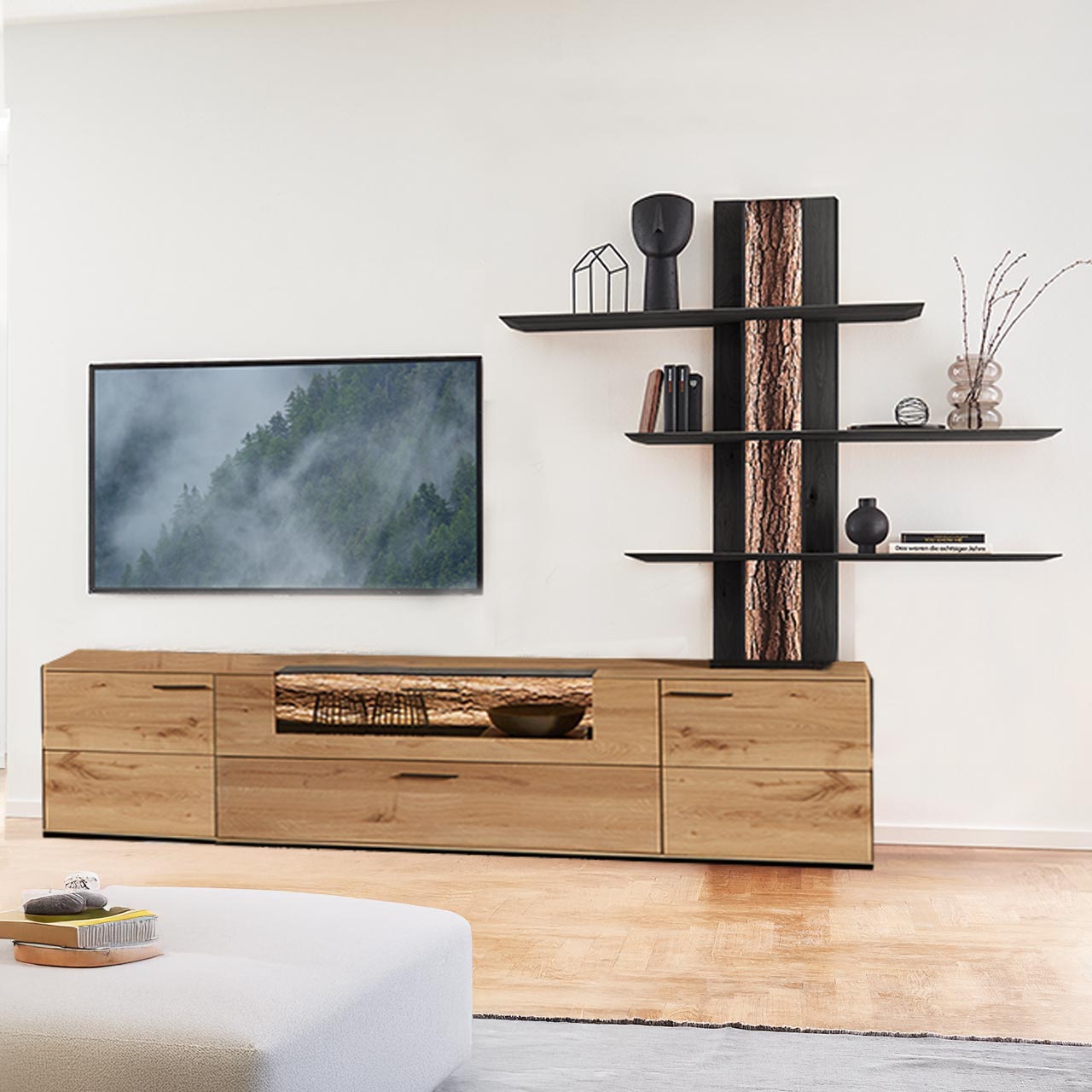 Hartmann RUNA 8410 - Wohnwand Nr. V58 - dreiteilig - Kerneiche Natur und Baumrinde Moderne dreiteilige Wohnwand bestehend aus einem Lowboards mit beleuchtetem Glasausschnitt und einem Anstellelement aus massiver Kerneiche Natur sowie einem Wandpaneel mit drei Ablageböden und sichtbarer Rinden-Rückwand.