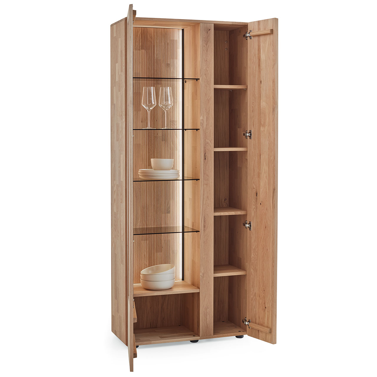 Moderne Standvitrine aus massiver Kerneiche Natur in Seitenansicht, mit rechts geöffneter Holztür und vier Holzeinlegeböden sowie links geöffneter Glas-Holztür mit geschroppter Rückwand, vier Glasböden und einem Nischenfach.