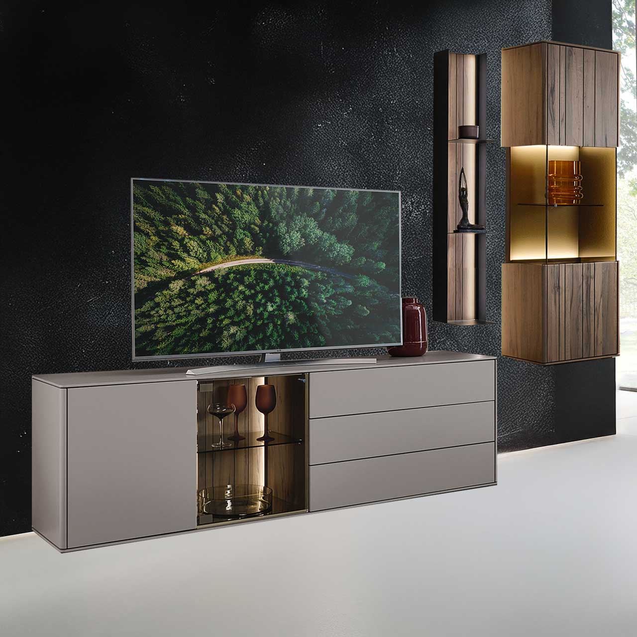 Moderne, dreiteilige Massivholzwohnwand bestehend aus einem Lowboard in Lack sand mit Glasausschnitt, einer Hängevitrine mit Front Altholzbuche Uyaa und einem Wandregal ebenfalls mit Altholzbuche.