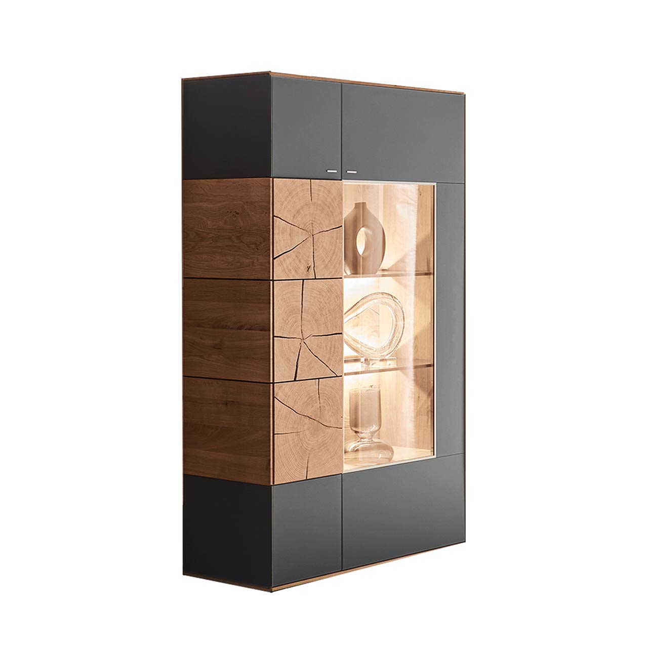 Modernes Highboard aus massiver Kerneiche Umato mit Mattglas anthrazit Front, mit einer großen Glastür und einer Holztür mit dekorativer Hirnholz Applikation aus drei vertikal verlaufenden, rechteckigen Hirnholzscheiben. 