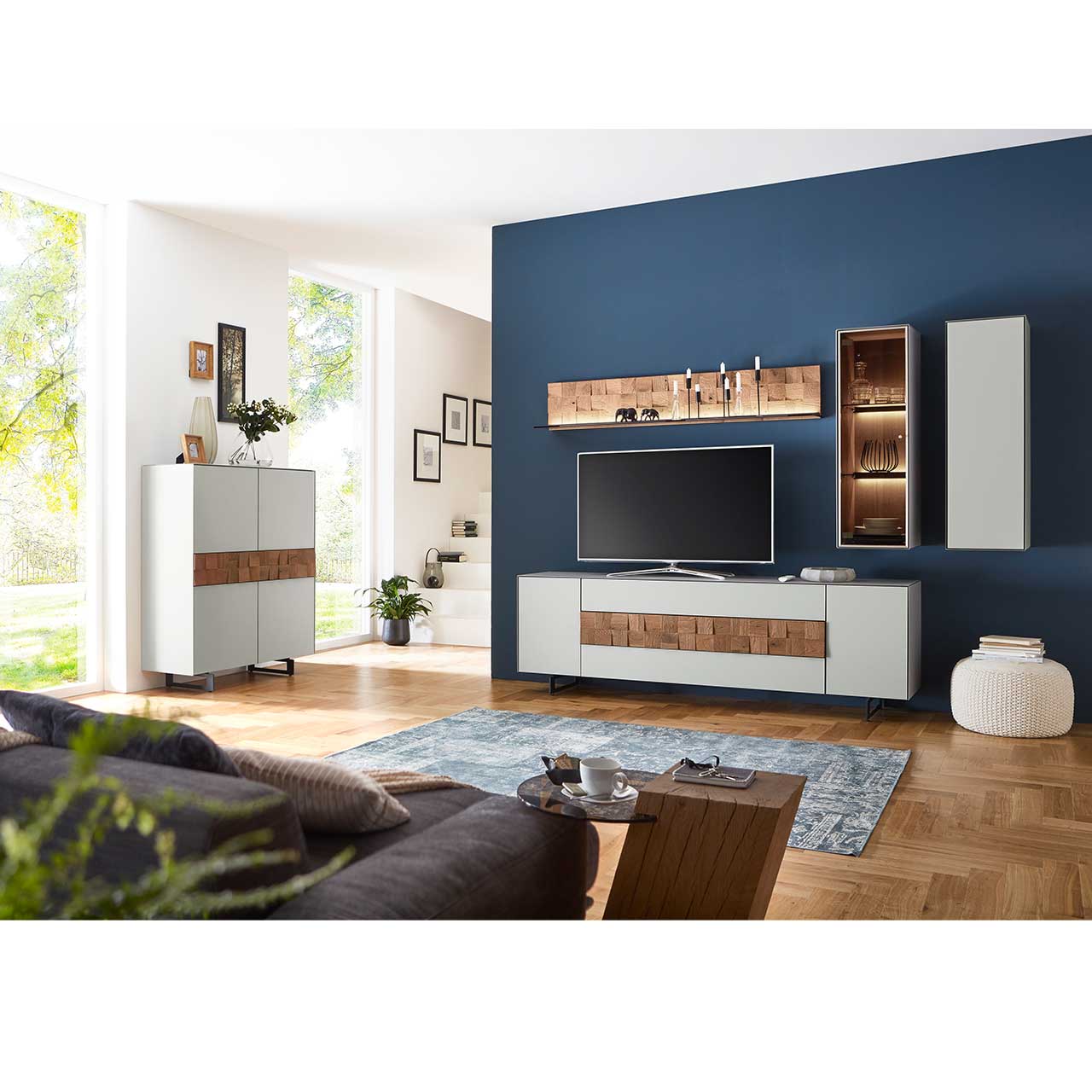 Modernes Wohnzimmer mit weißer Lack-Wohnwand inklusive Spaltholzakzenten