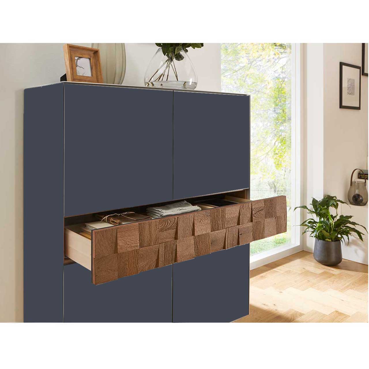 Highboard mit dunklem Lack und Spaltholzakzent mit geöffneter Schublade