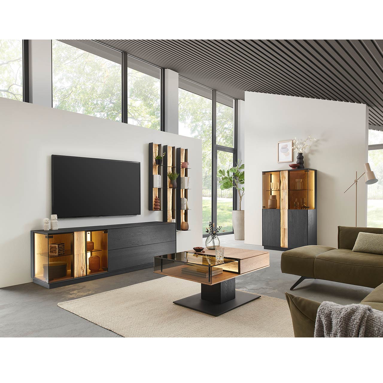 Moderne Wohnwand mit Materialmix aus Lack anthrazit mit Spaltholz-Akzenten und Parsolglas-Vitrinenausschnitten