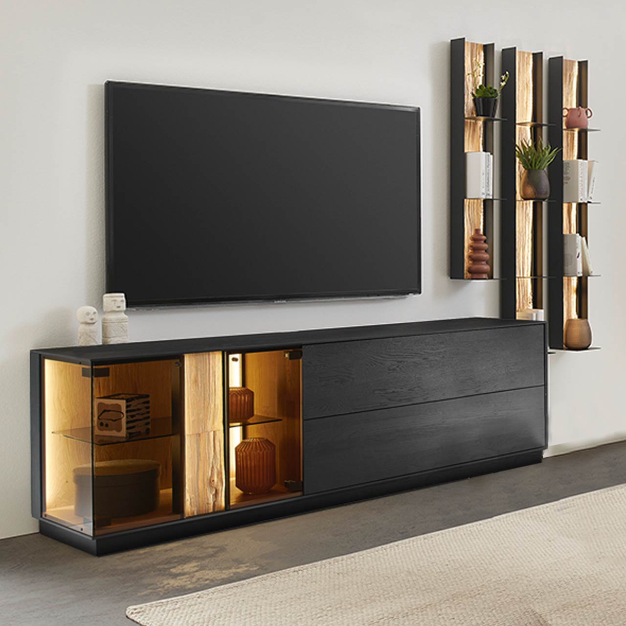 Moderne Wohnwand mit Materialmix aus Lack anthrazit mit Spaltholz-Akzenten und Parsolglas-Vitrinenausschnitten