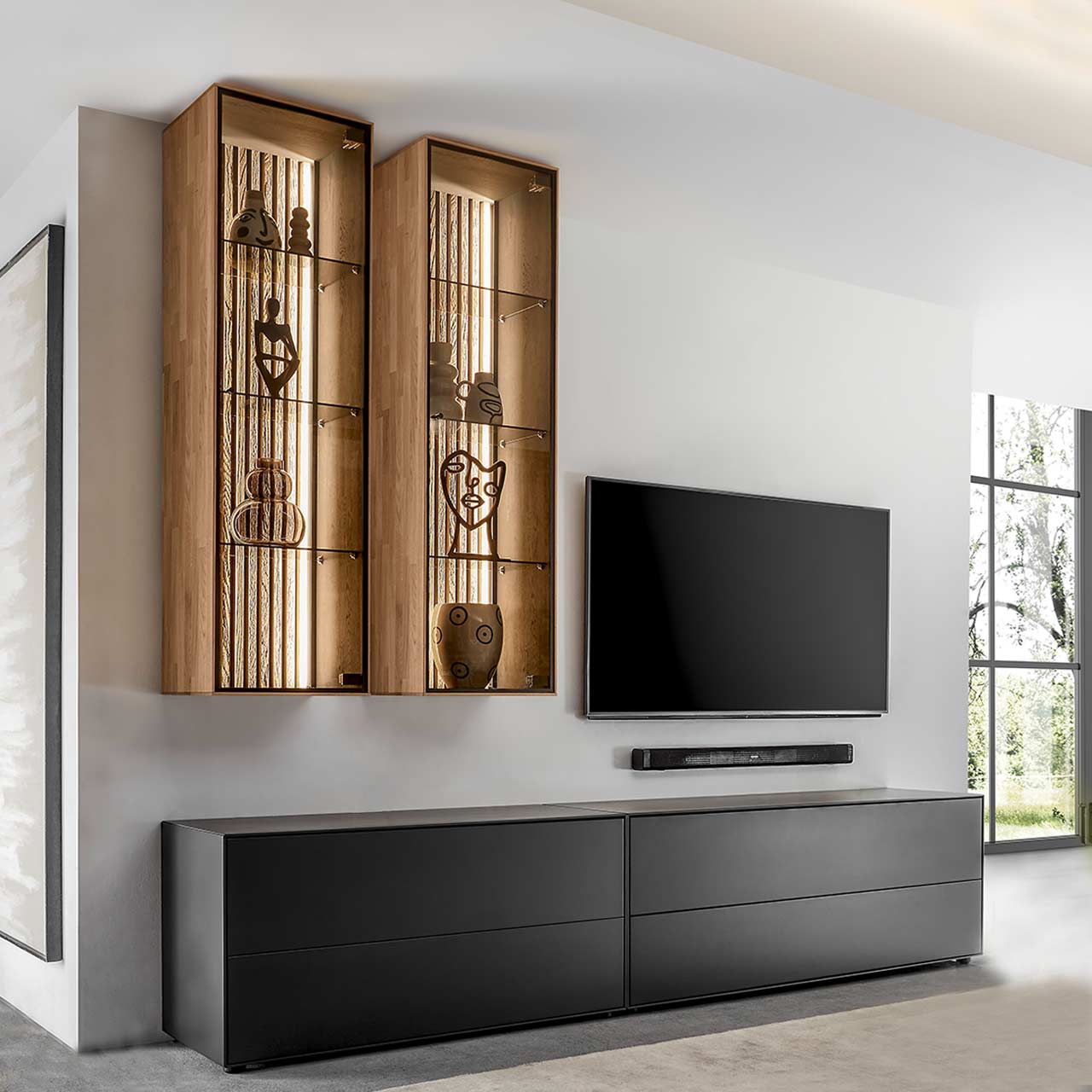 Hartmann SELINO - Wohnwand 8560 Nr. V32 Wohnzimmer mit Fernseher und moderner Massivholz-Wohnwand mit zwei Lowboards aus Birke anthrazit und zwei Hängevitrinen aus heller Kerneiche und Lamellen.