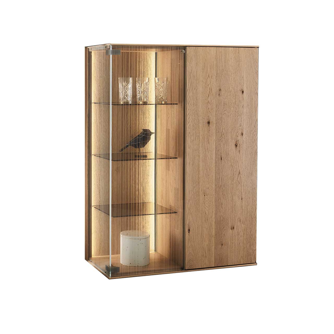 LINEA Leonardo Living - Highboard 8540-7102 Modernes Highboard aus Kerneiche Natur mit einer Holztür und einer satinierten Glastür, drei beleuchteten Glasböden und Dekoration aus Vasen und Gläsern