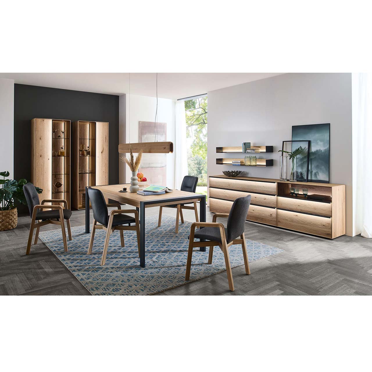 Modernes Sepisezimmer aus massiver Kerneiche mit Esstisch, Stühlen, Standvitrinen, Sideboard und Hängeelementen